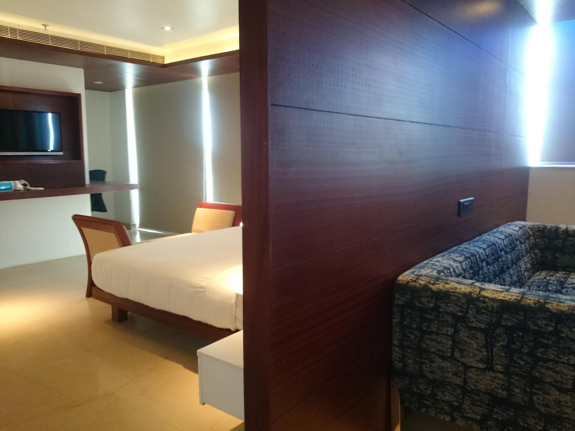 Diana Heights Luxury Hotel Nedumbassery Exterior photo
