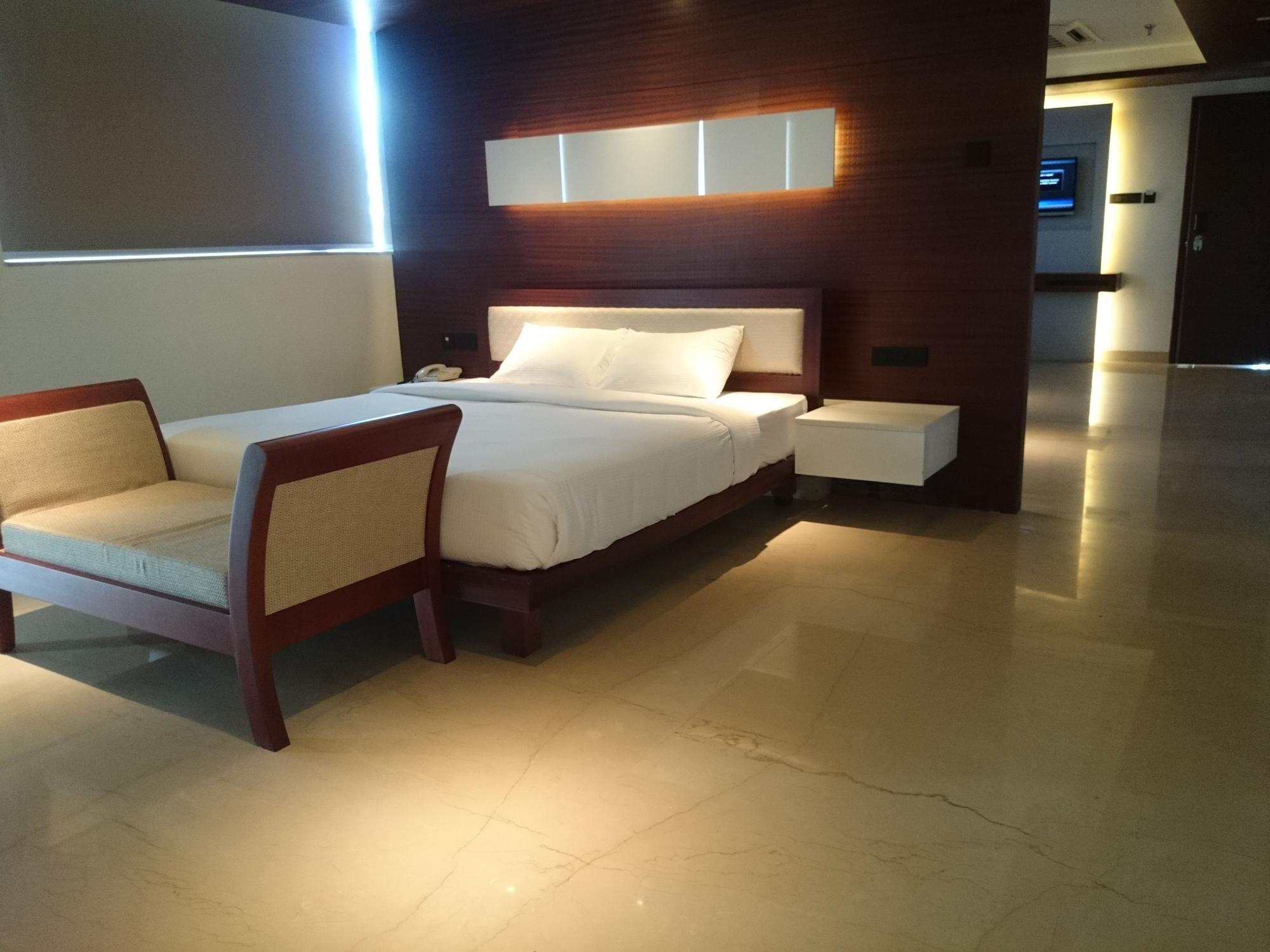 Diana Heights Luxury Hotel Nedumbassery Exterior photo